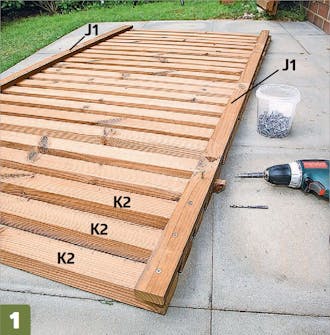 Bygg Cykelförråd: Ribbpanelerna skruvas ihop Cykelförråd